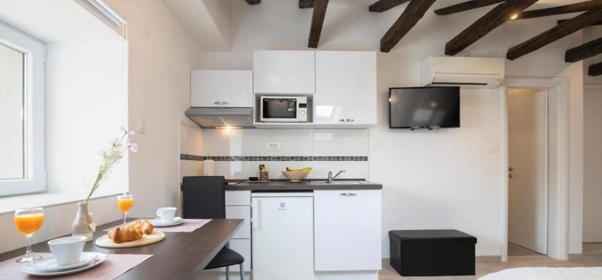 Central Apartments Pula Luaran gambar