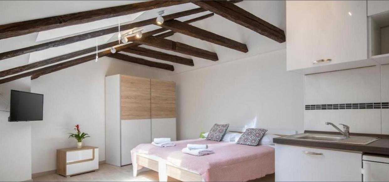 Central Apartments Pula Luaran gambar