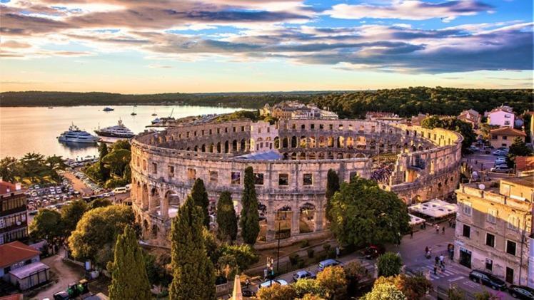 Central Apartments Pula Luaran gambar
