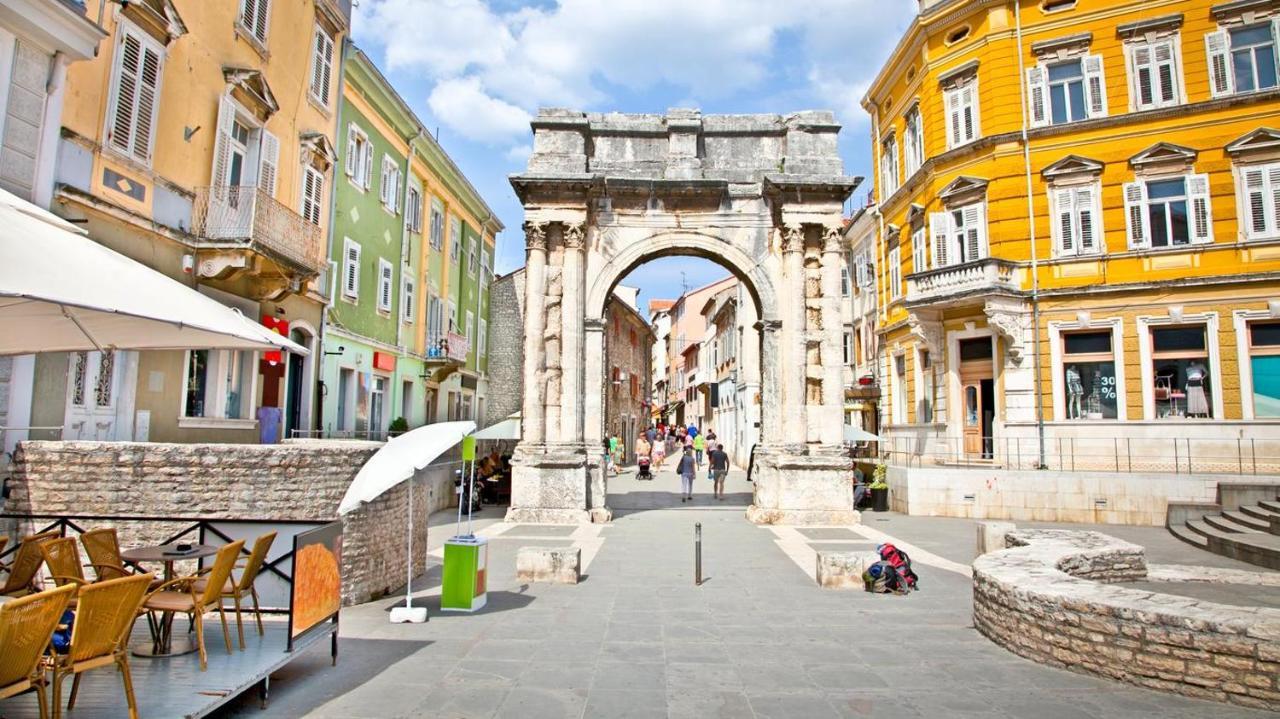Central Apartments Pula Luaran gambar